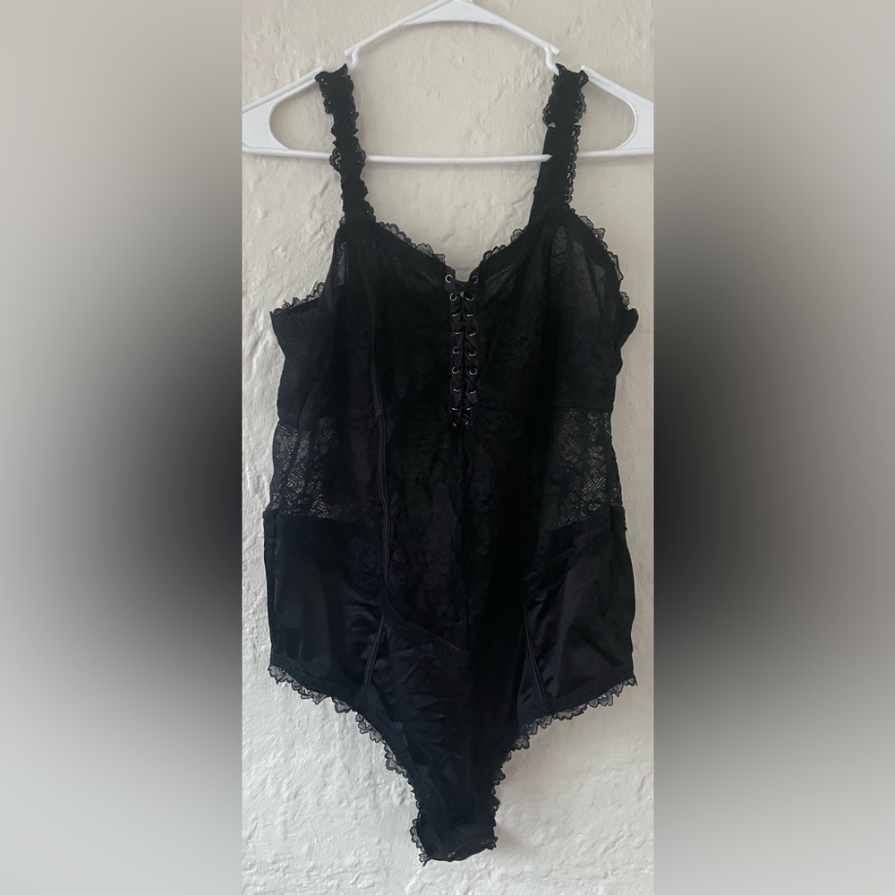 Torrid vneck retro sheer black lace satiny sexy bodysuit, lace up front; size 3X